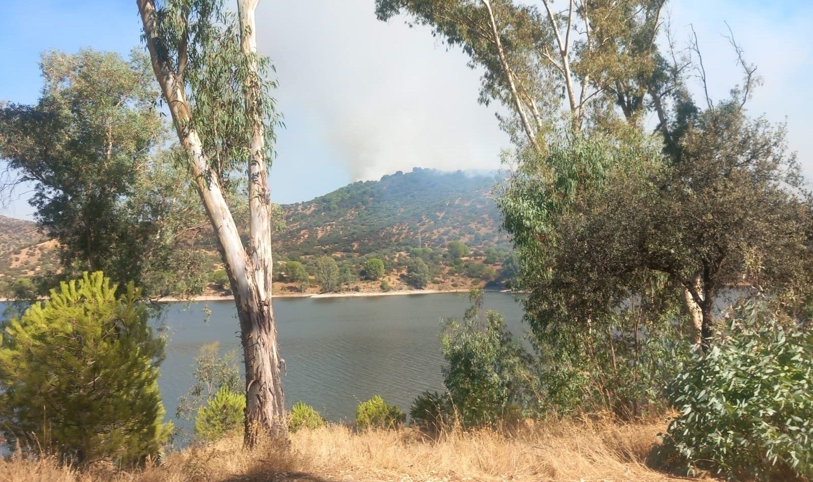 Imagen del incendio de Andújar tomada desde la otra orilla del embalse del Encinarejo