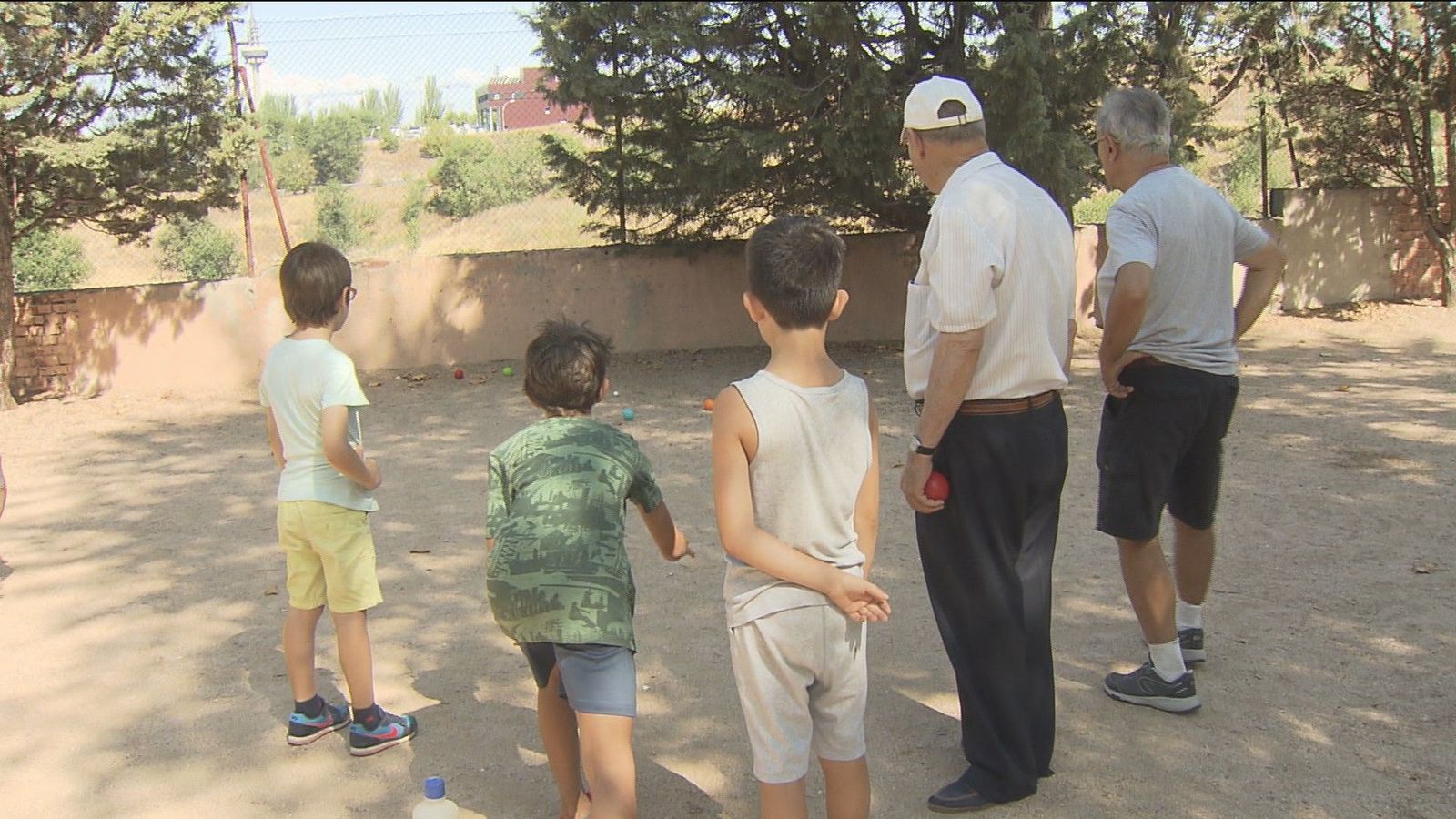 Mayores y pequeños celebran juntos el Día de los Abuelos en Moratalaz