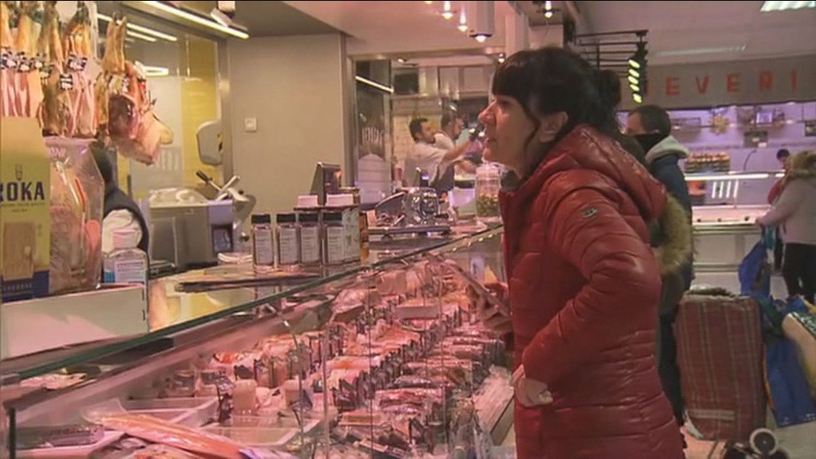 Los madrileños prefieren abastecerse de productos frescos en los mercados