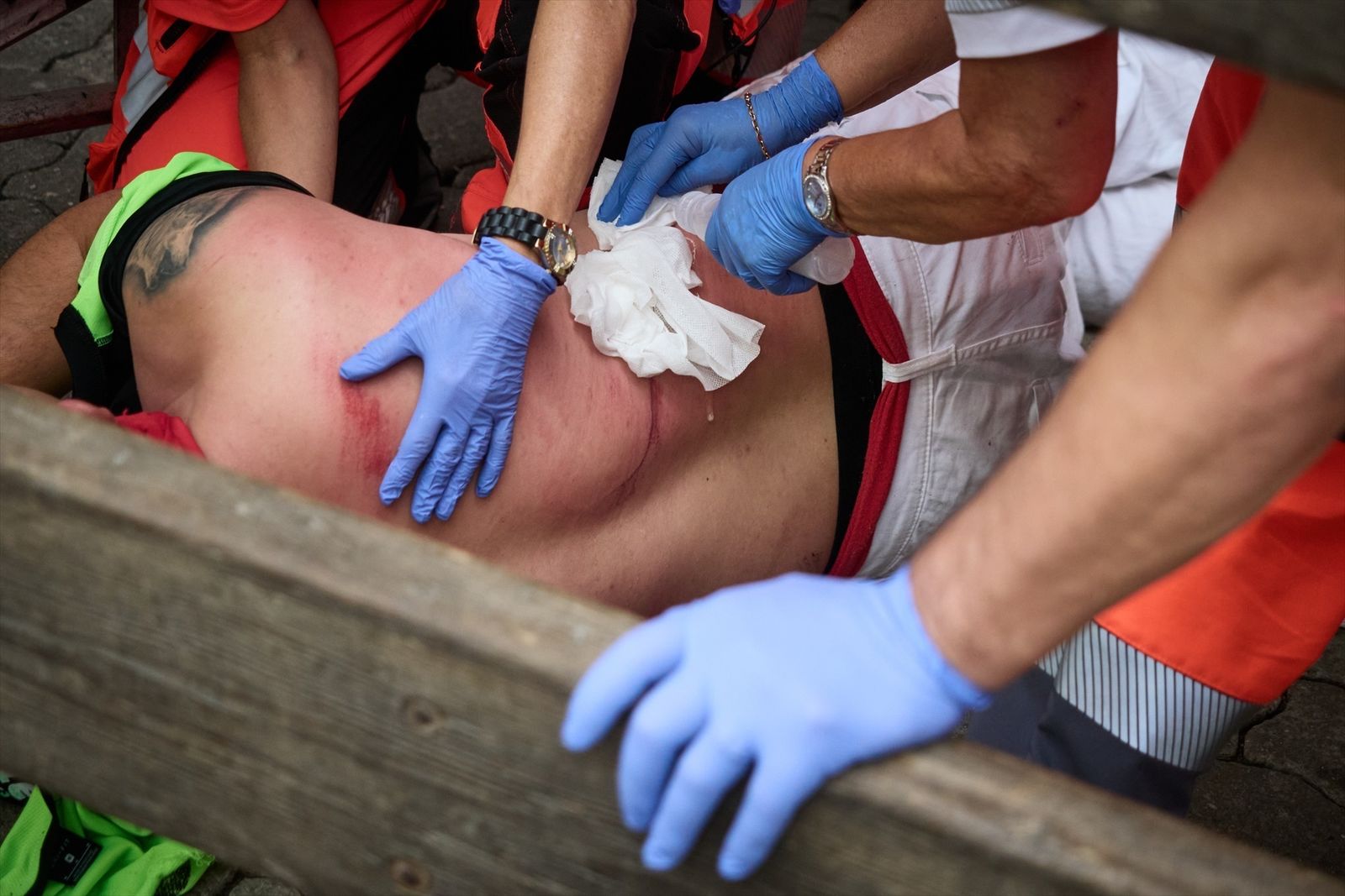 Herido siendo atendido por los voluntarios de Cruz Roja en el Séptimo encierro de San Fermín 2026