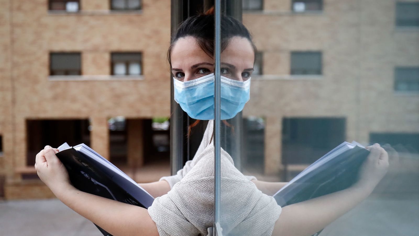 Una joven durante el confinamiento por el coronavirus