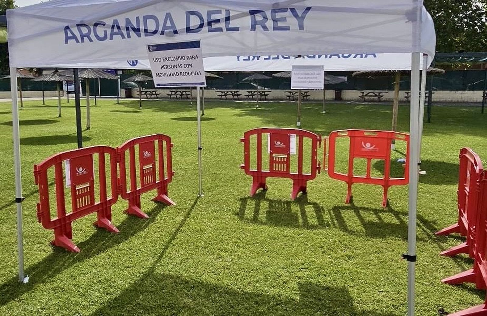 Una de las zonas reservadas en piscinas de Arganda para personas con movilidad  reducida
