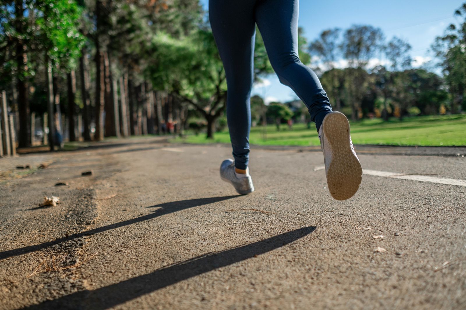 Persona corriendo por el parque