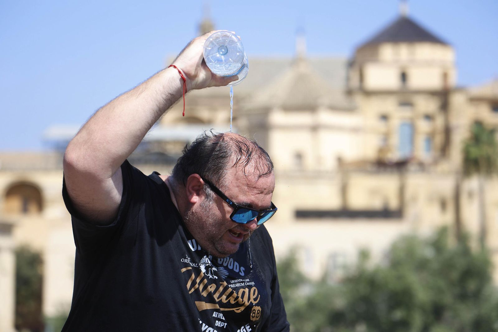 Una persona se refresca durante una ola de calor