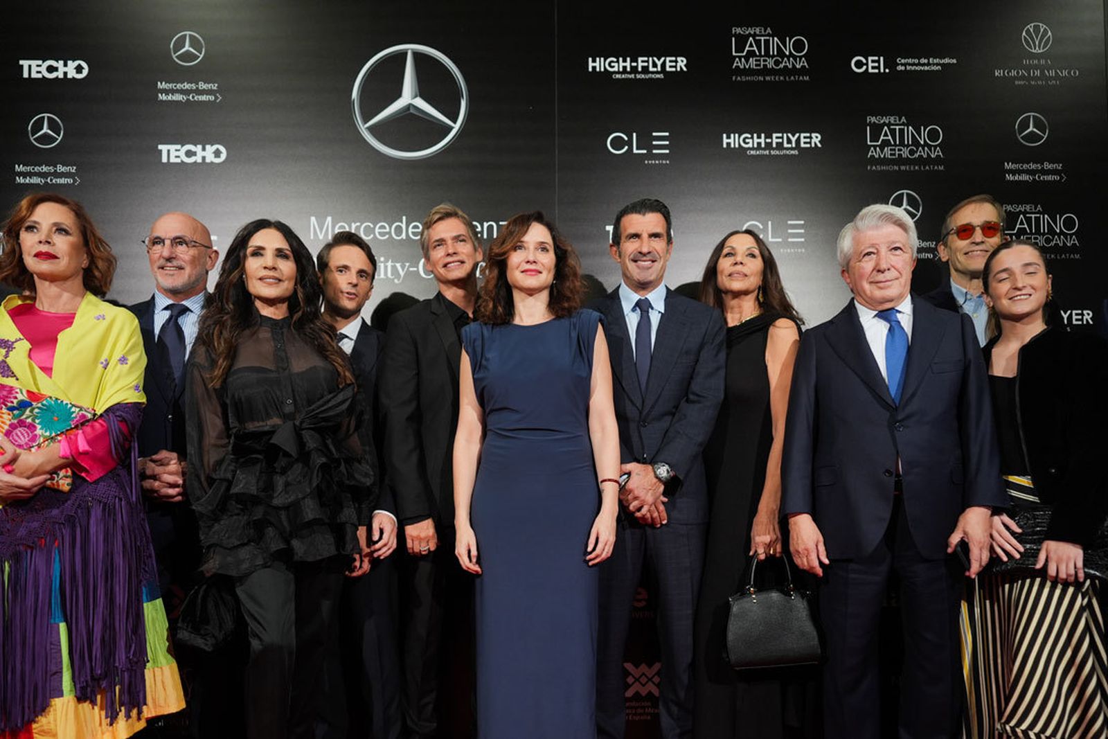 Ayuso con algunos de los galardonados con los Premios Influencia Hispana