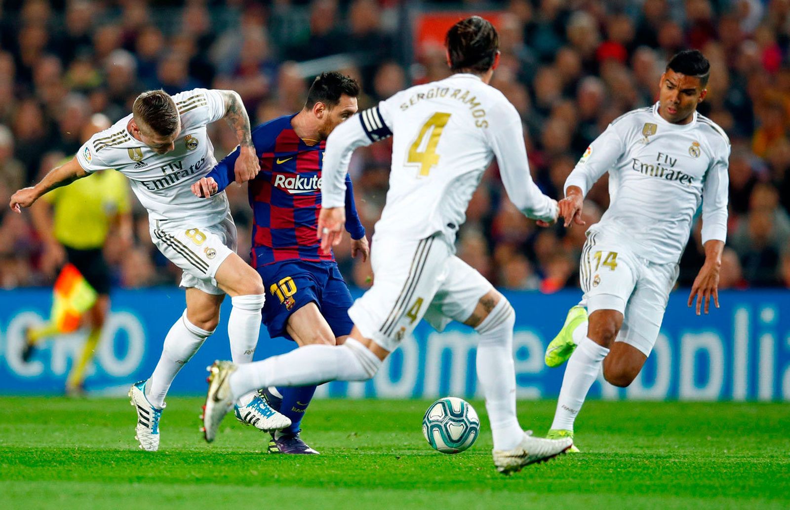 Messi trata de avanzar entre los jugadores del Real Madrid