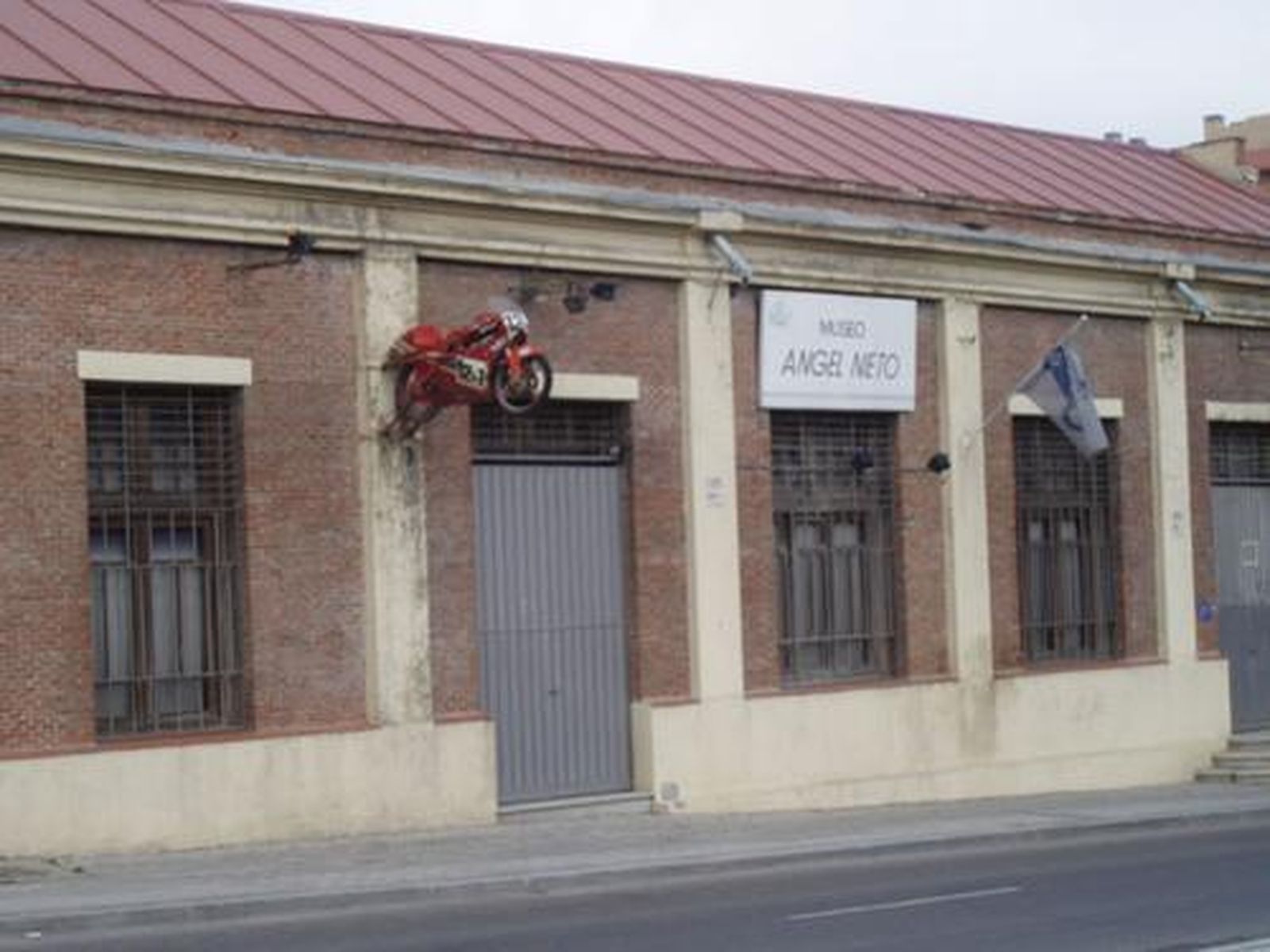 El edificio abandonado del Museo de Ángel Nieto en Vallecas