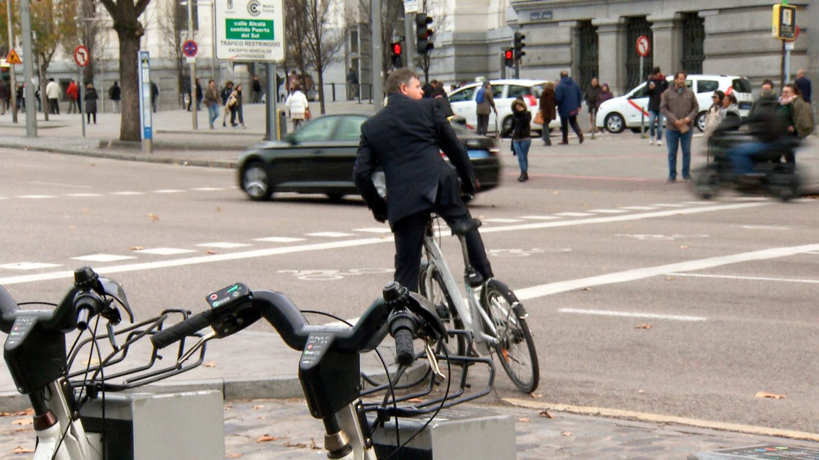 Un usuario de bicimad se dispone a incorporarse a la circulación en el centro de Madrid