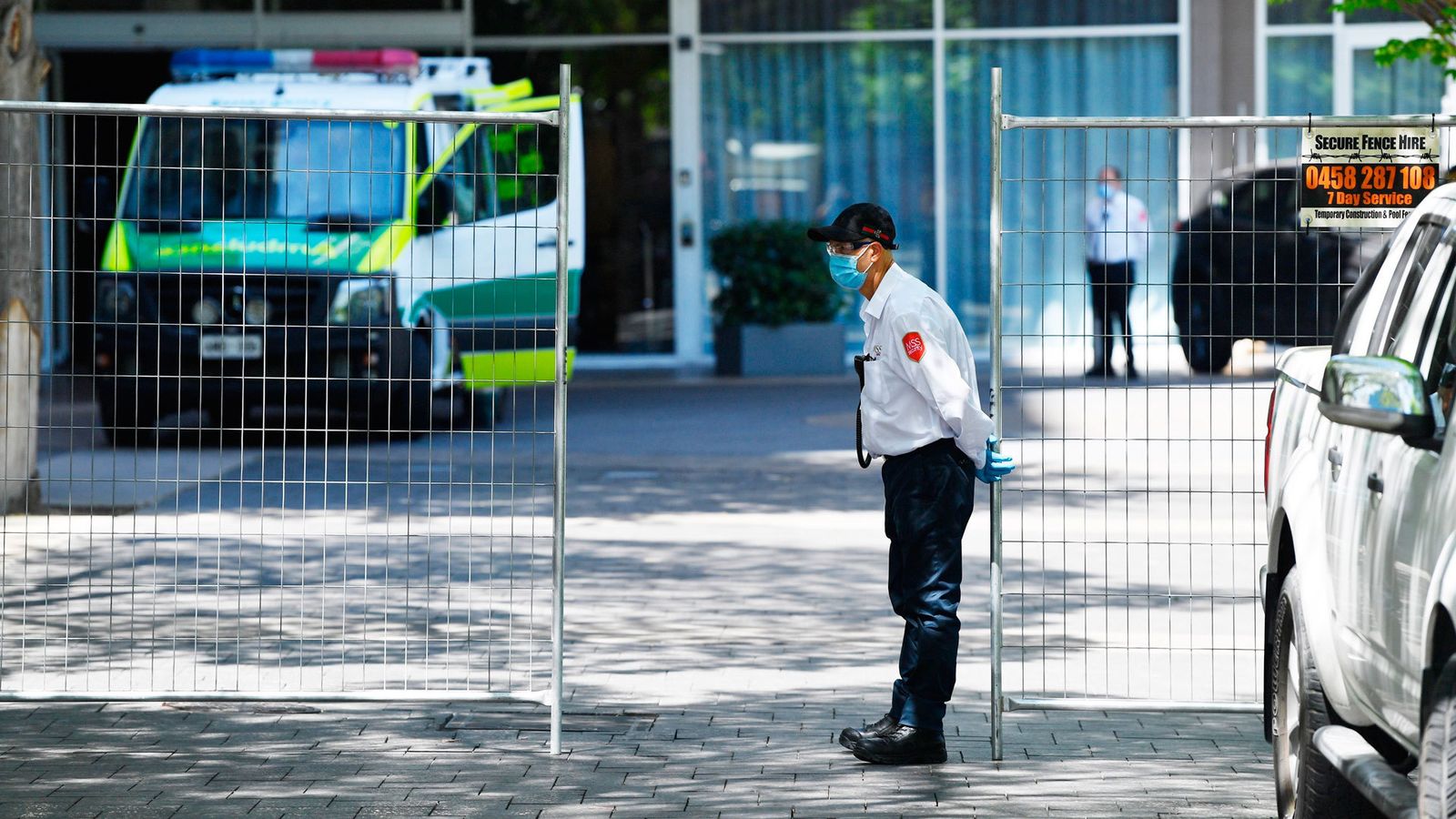 Un guardia de seguridad vigila la entrada a un hospital en Adelaida, Australia