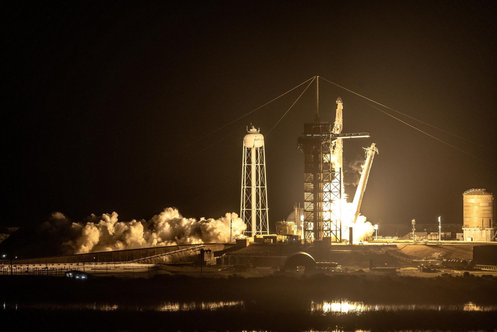 La nave espacial SpaceX Dragon Endeavor de la NASA en un cohete Falcon 9 que transporta al Crew-8 en su octava misión de rotación de tripulación