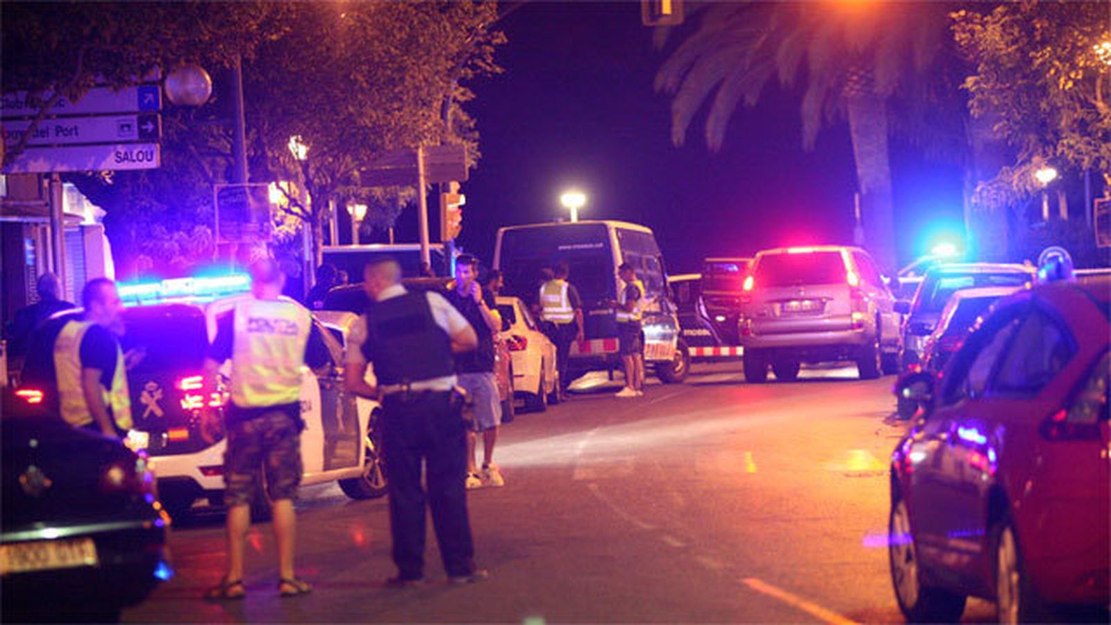 Miembros de las fuerzas seguridad en el Paseo Marítimo de la localidad donde se ha producido en atentado (Cambrils)