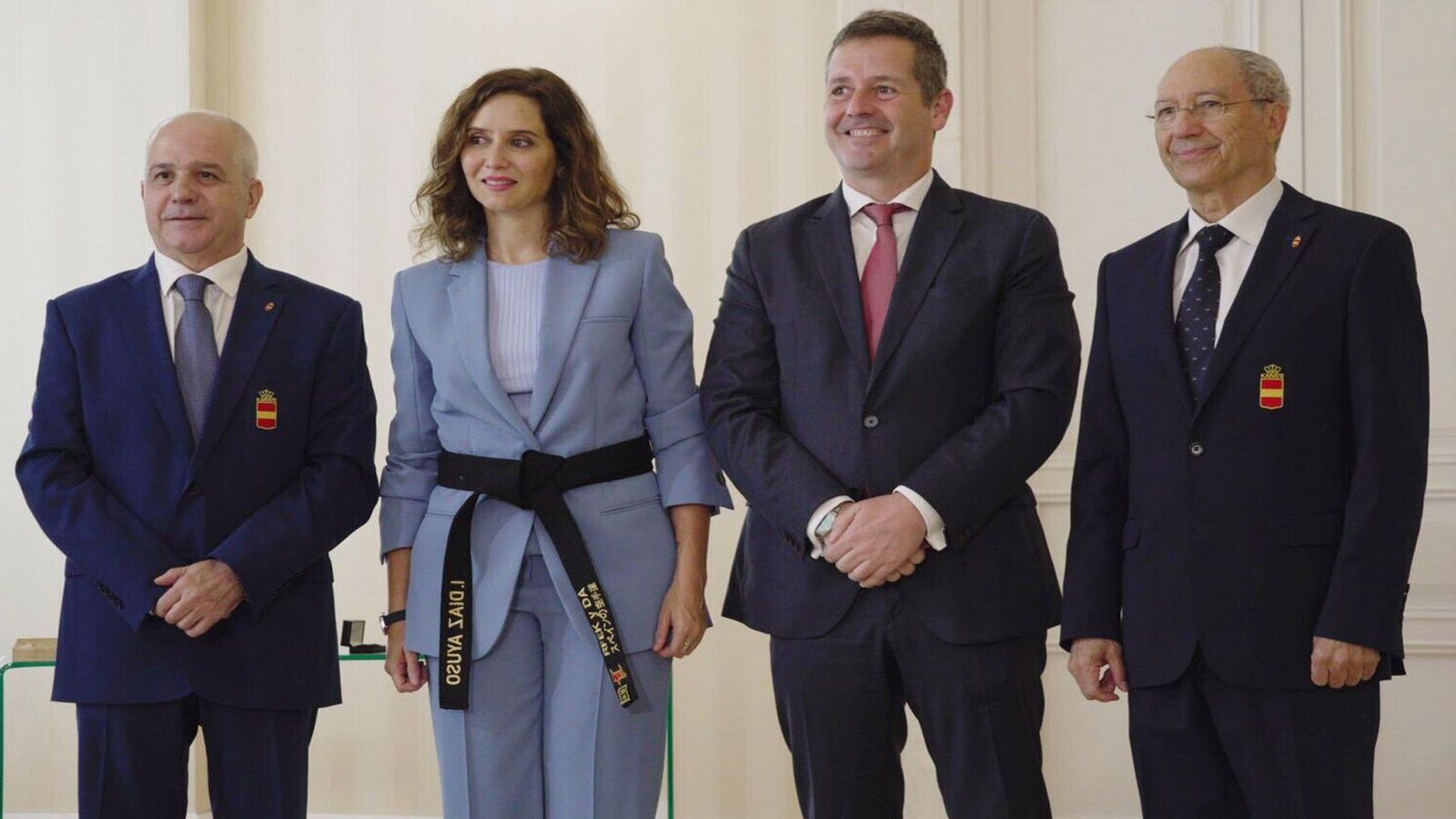 Ayuso recibe la Insignia de Oro de la Real Federación Española de Karate