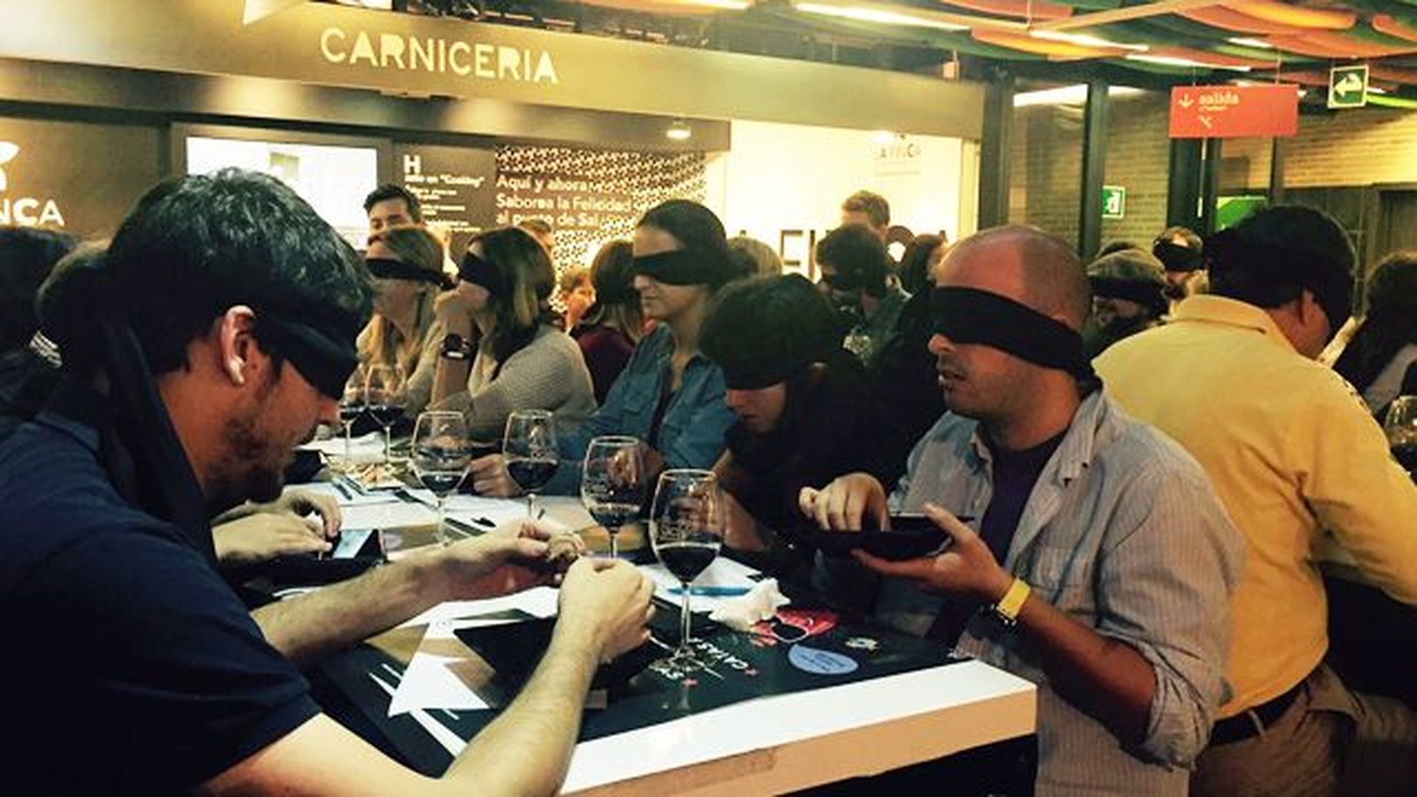 El último jueves de cada mes, el mercado de San Antón nos invita a una cata a ciegas