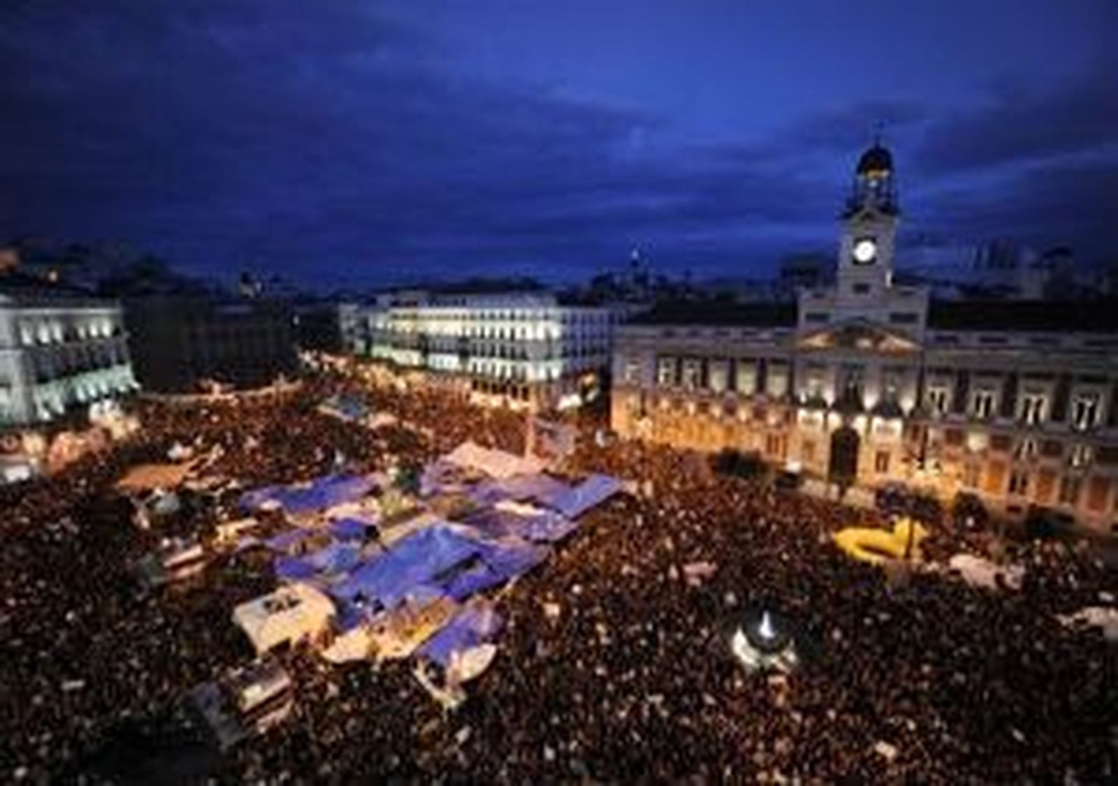 El Movimiento 15-M recoge firmas para continuar indefinidamente en Sol
