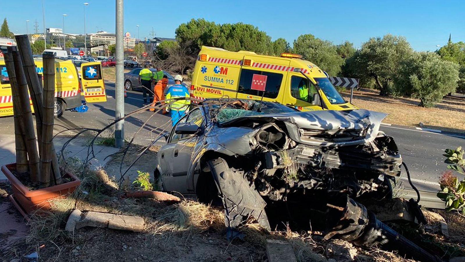 Un coche se estrella contra un restaurante en Villaviciosa de Odón