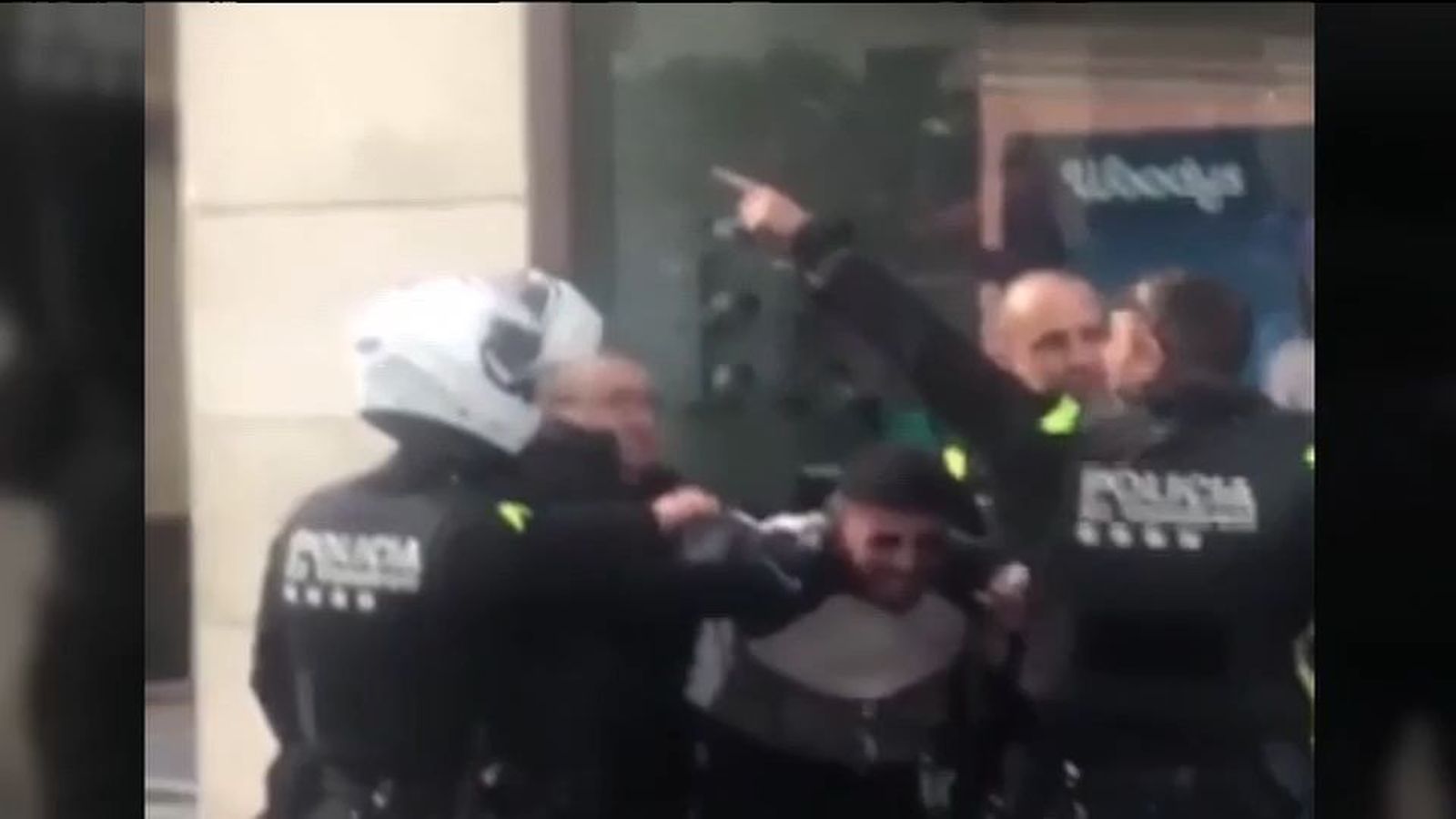Intentan boicotear el paso de una procesión en Vendrell, Tarragona