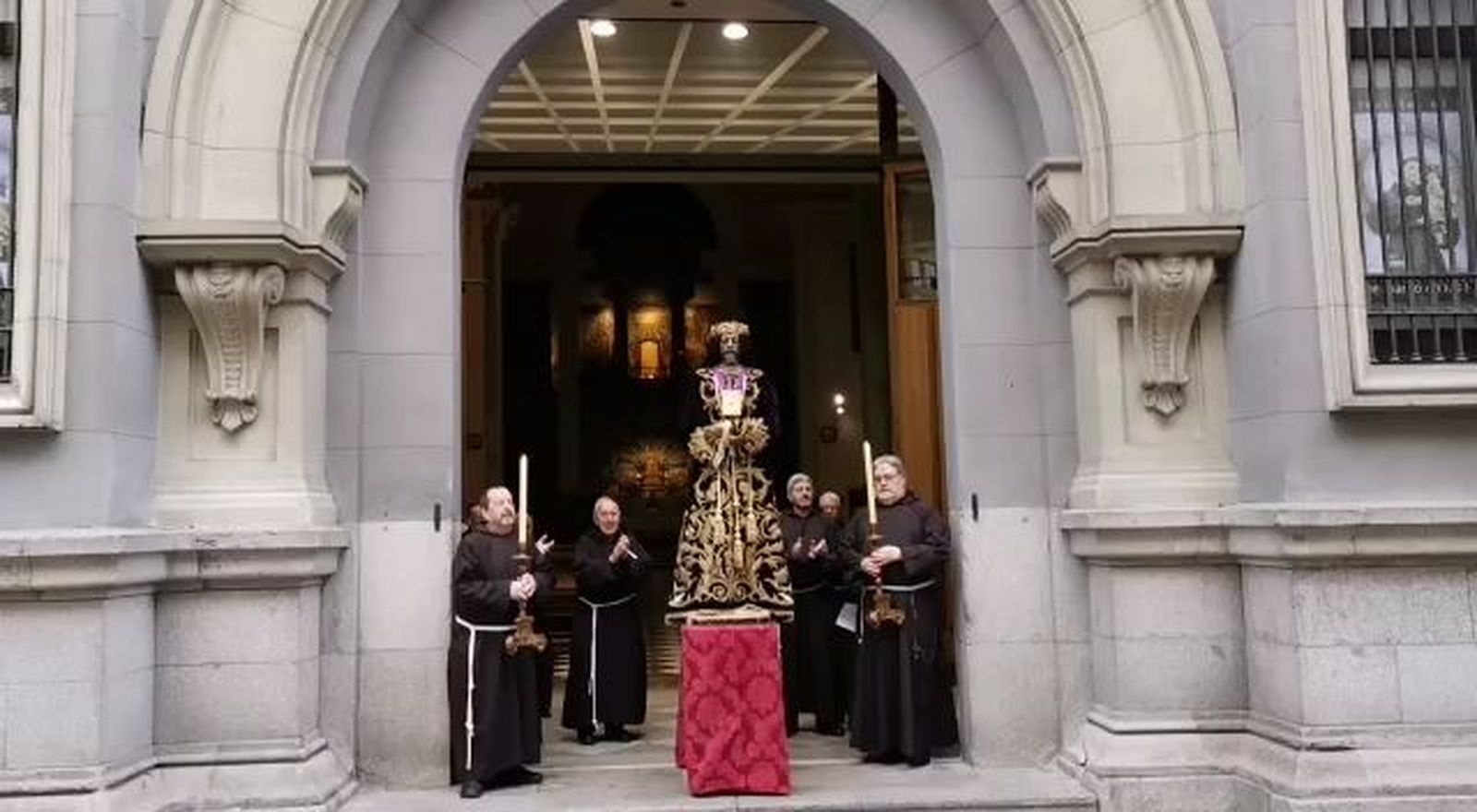 Los frailes aplauden al Señor de Madrid