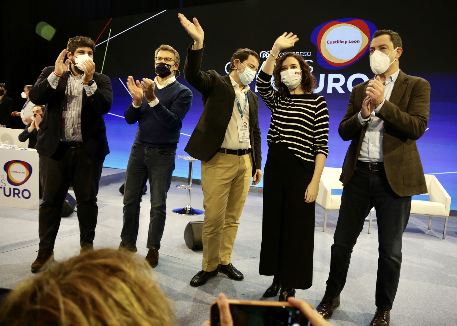 Ayuso junto a Feijóo y los barones del partido