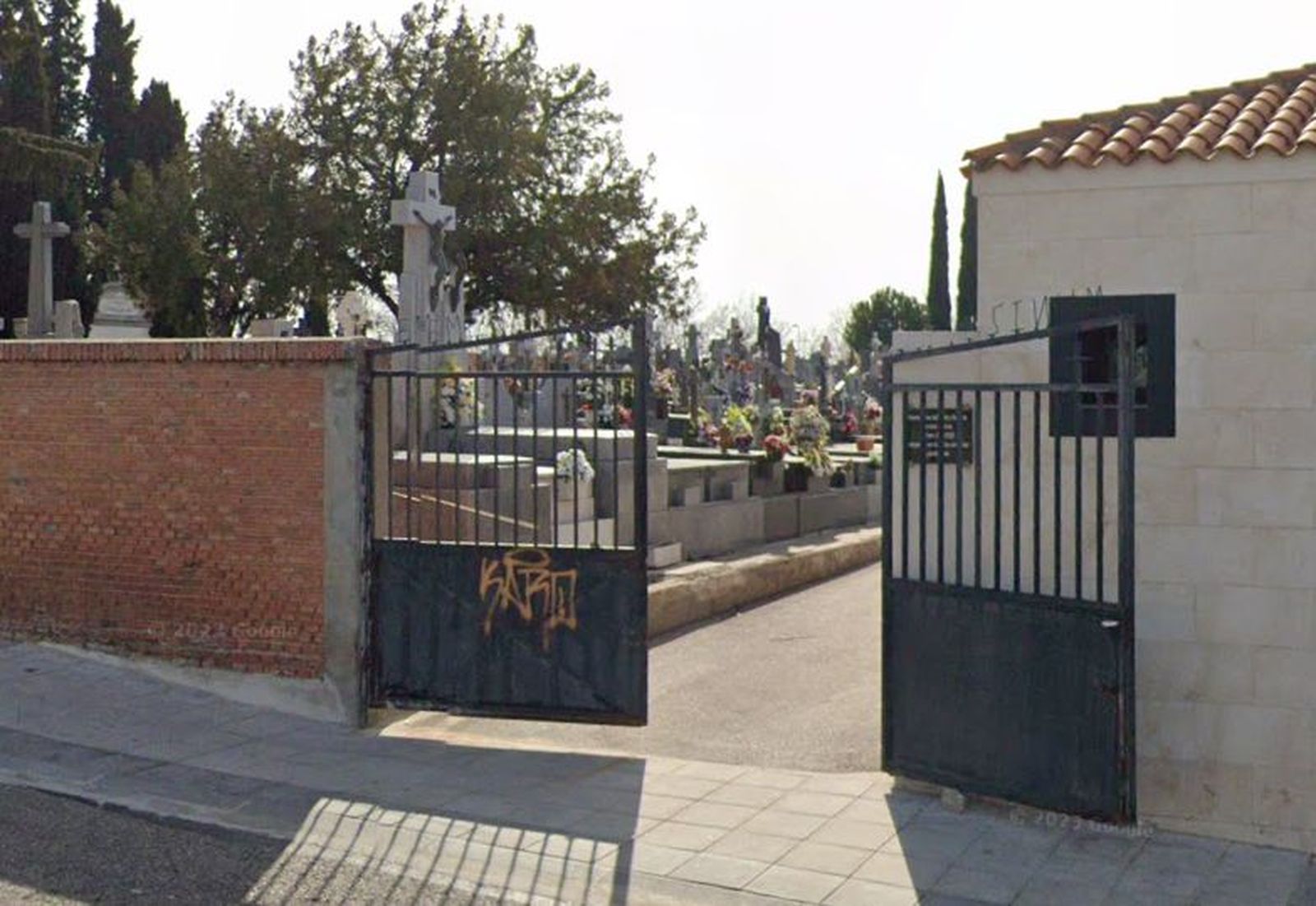 Detenidas tres personas en Paracuellos por el robo en tumbas del cementerio municipal