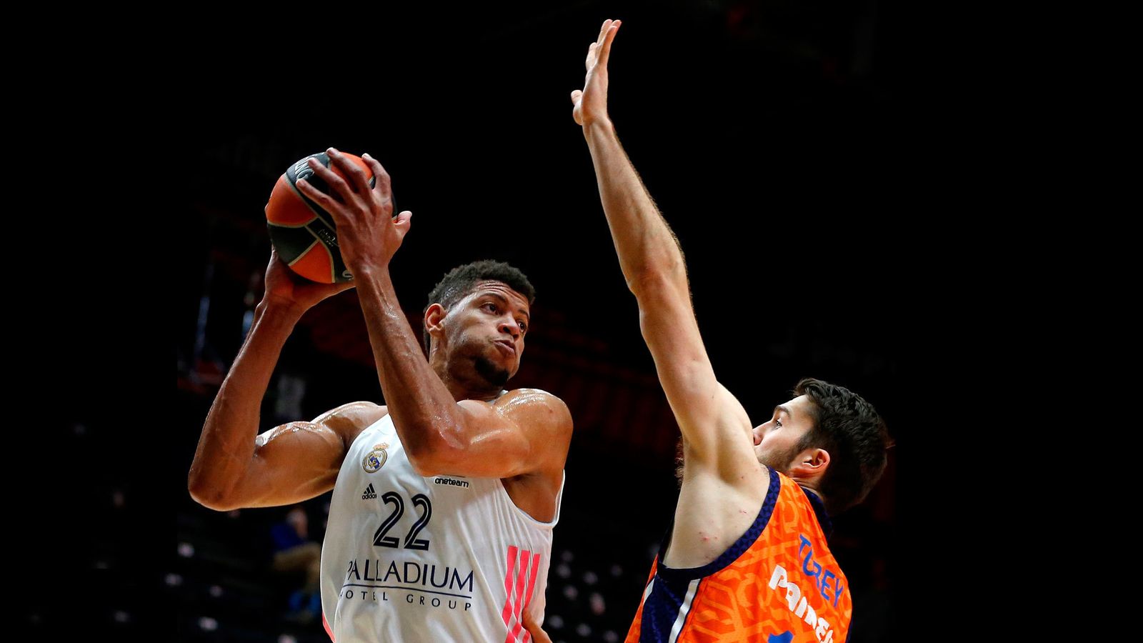El pívot caboverdiano del Real Madrid Walter Tavares intenta superar al pívot estadounidense del Valencia Basket, Mike Tobey