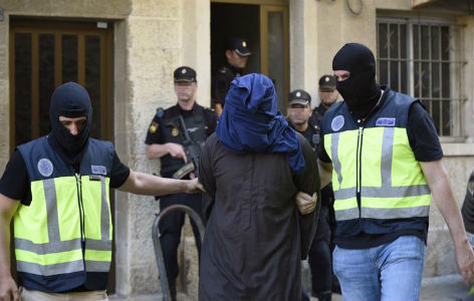 Efectivos de la Policia trasladan a un hombre detenido en la localidad de Inca (Mallorca)
