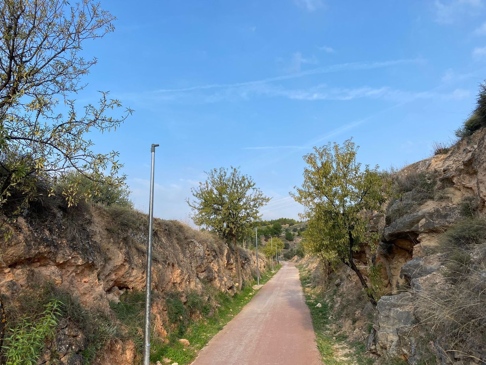 Postes sin las luminarias en el acceso al helipuerto de Morata de Tajuña