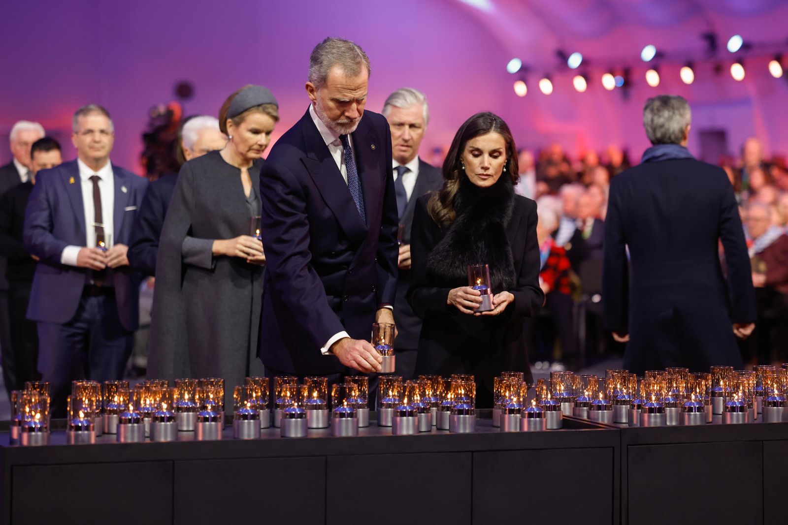Los reyes de España ponen una vela en el 80 aniversario de la liberación de Auschwitz