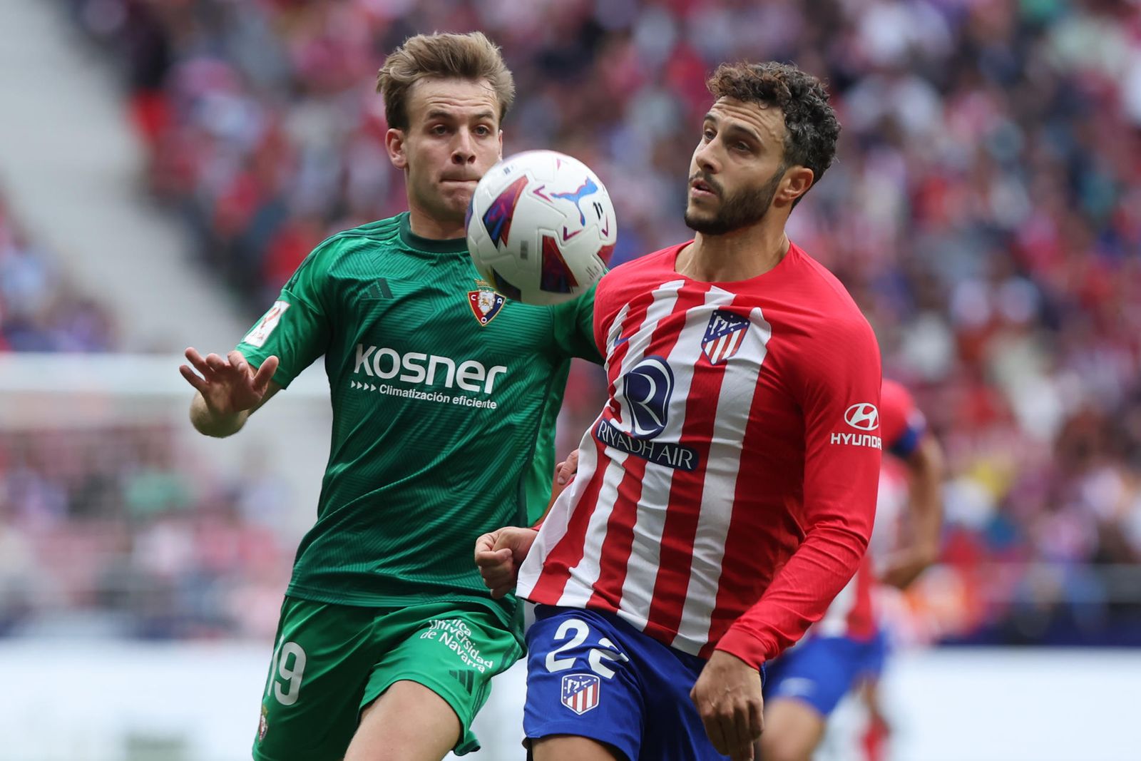 Mario Hermoso ante el Osasuna