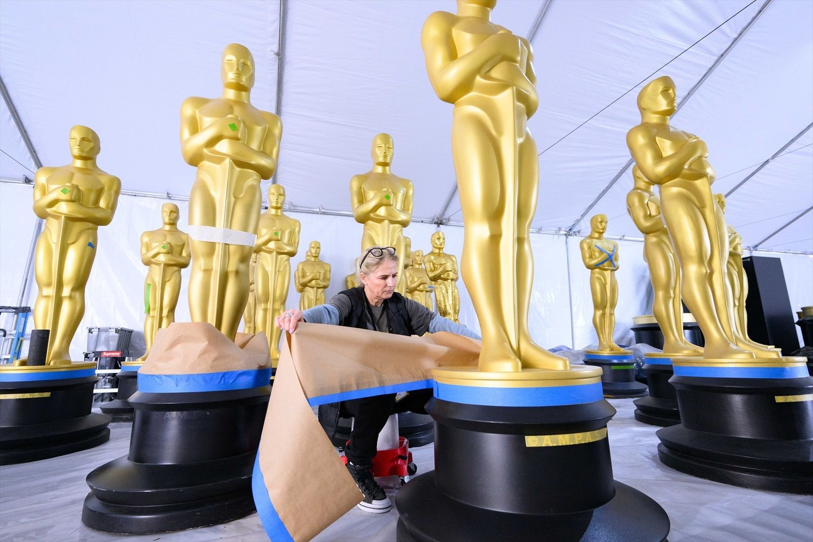 Preparando las estatuas doradas que van a adornar la ceremonia de los Oscar 2023