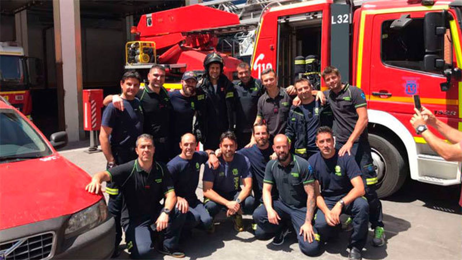 El tenista Novak Djokovic (con casco) con los bomberos madrileños
