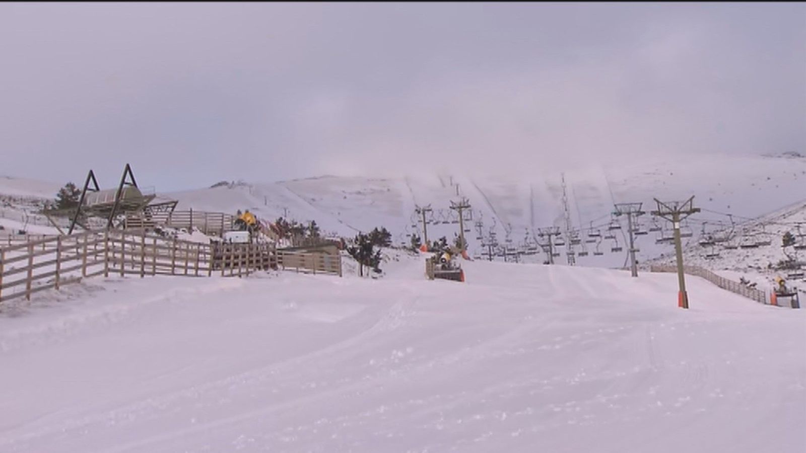 Valdesquí vuelve a abrir tras la nevada del miércoles en Madrid