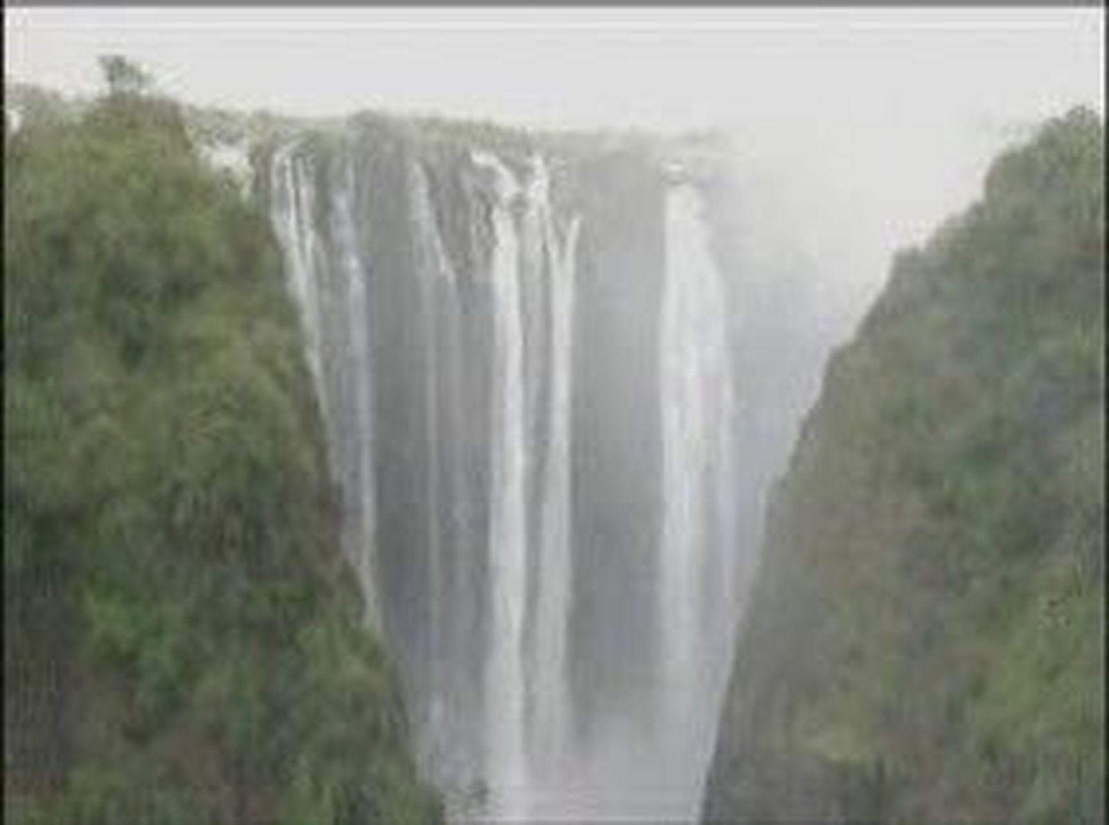 El ministro de Turismo de Zambia hace puenting en las cataratas victorias