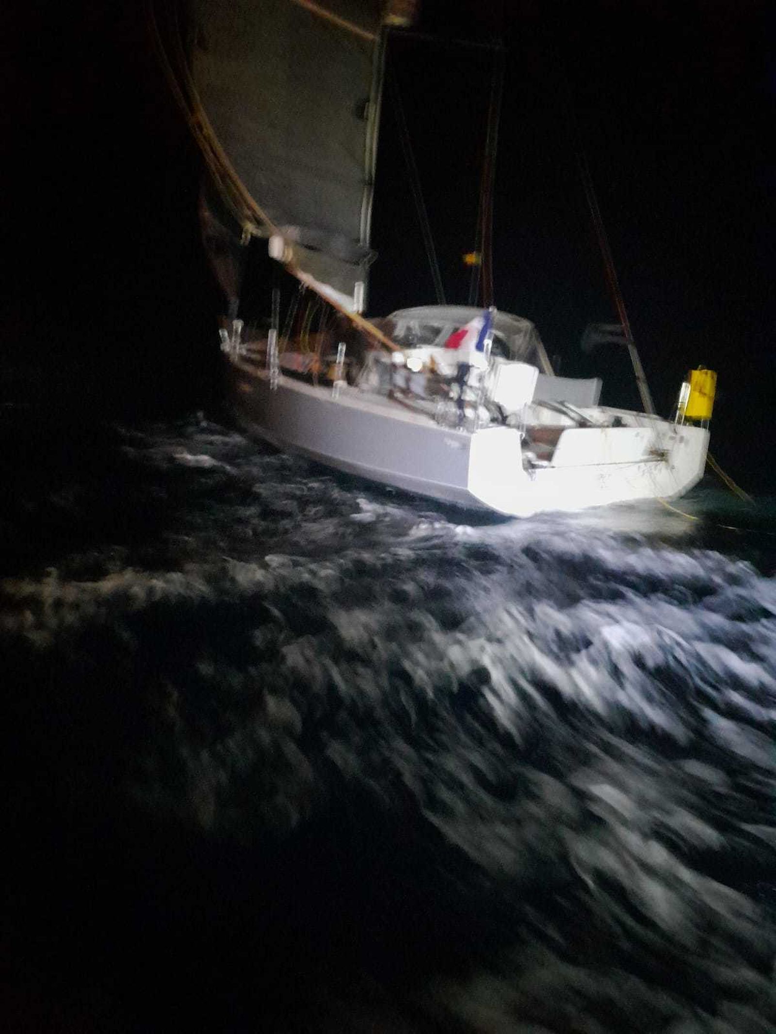 El velero a la deriva en mitad del oleaje