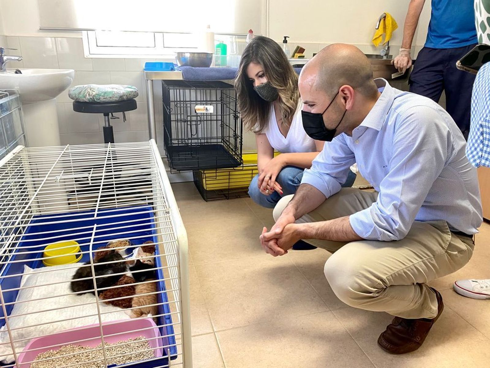 El alcalde de Majadahonda en la visita al CICAM majariego