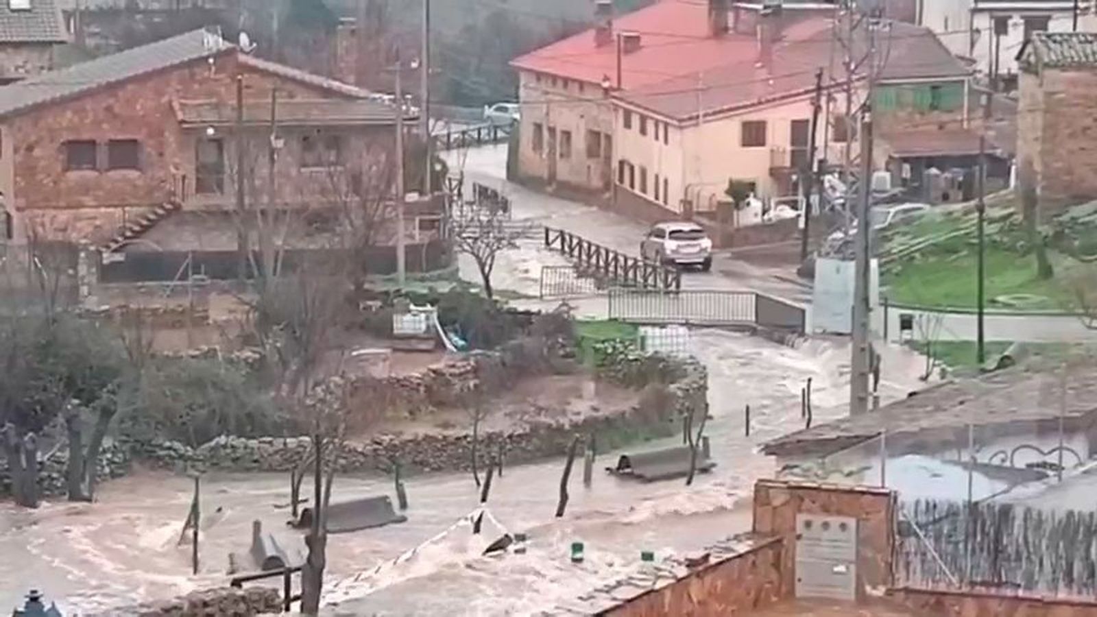 La lluvia caída en la Sierra Norte convirtió las calles de Mangirón y Braojos en auténticos ríos