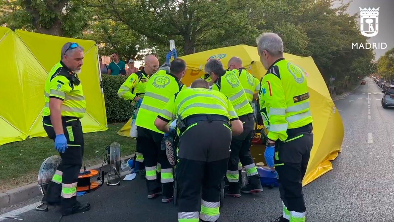 SAMUR estabiliza a una mujer de 75 años atropellada por un turismo en Vicálvaro