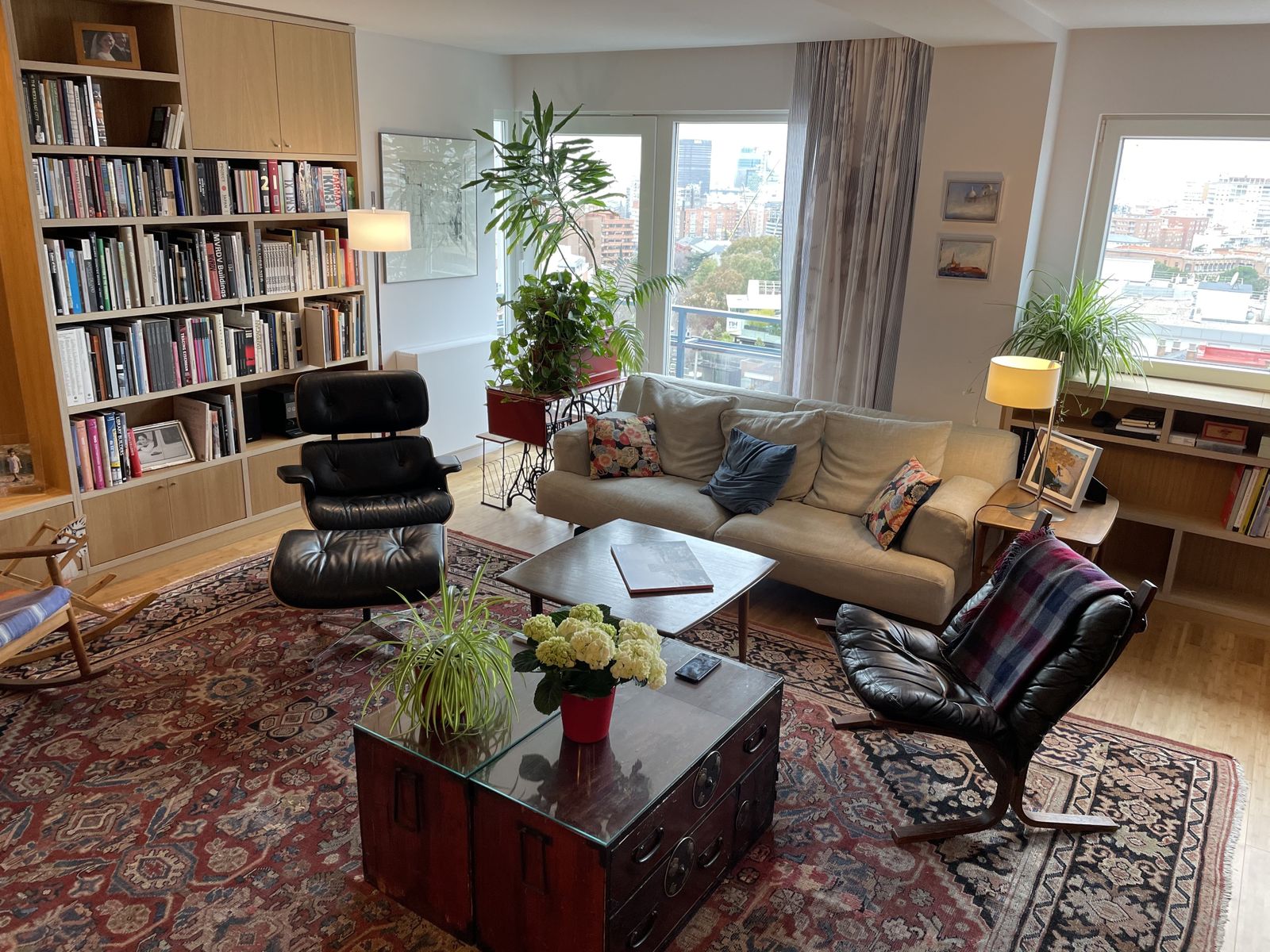 Esta coqueta vivienda está en un onceavo piso y utiliza toda la energía de forma responsable. ¿El resultado? Es una casa energéticamente eficiente.