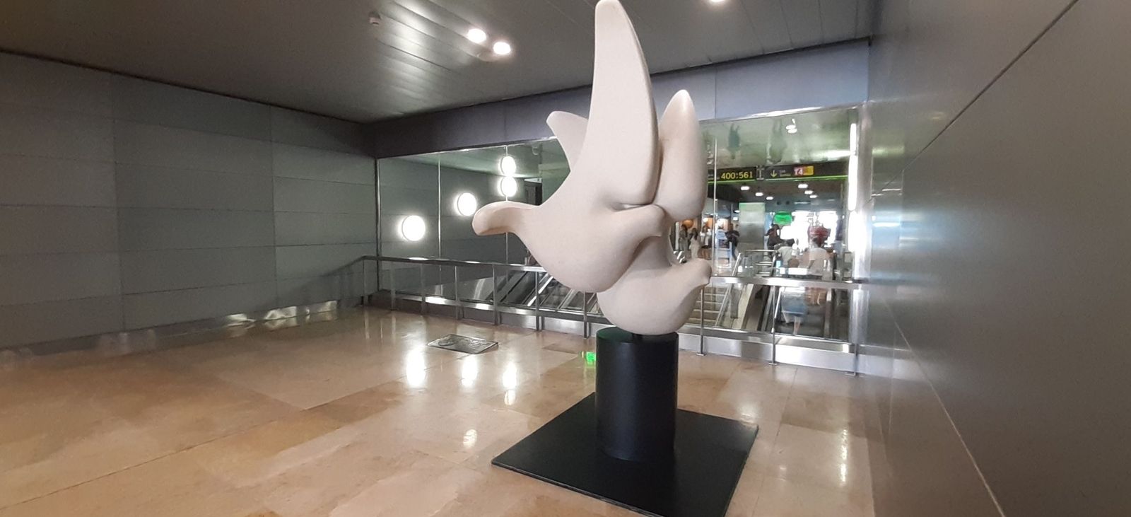 Monumento en el aeropuerto de Barajas a las víctimas del accidente del vuelo JK5022 de Spanair