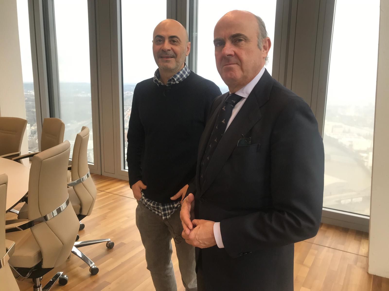 Luis de Guindos y el reportero de 'Madrileños por el Mundo' Juan Luis Martín.