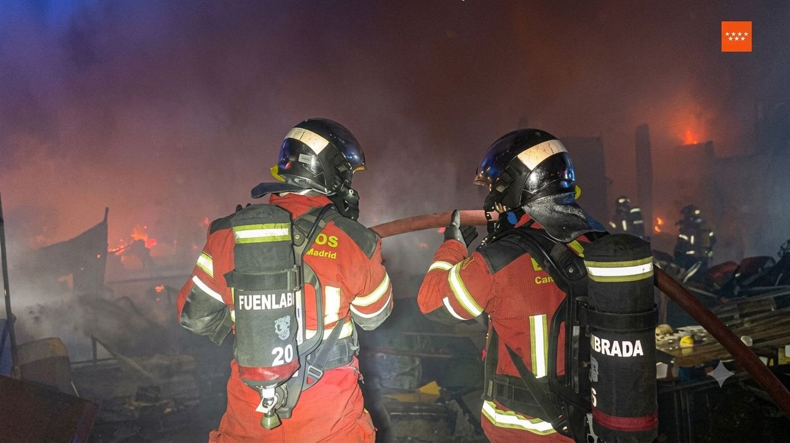 Bomberos de la Comunidad destinados en el parque de Fuenlabrada, durante una intervención