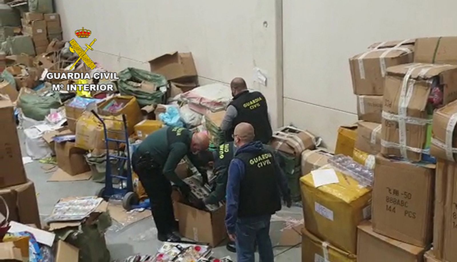 Incautación de juguetes falsificados en Pinto