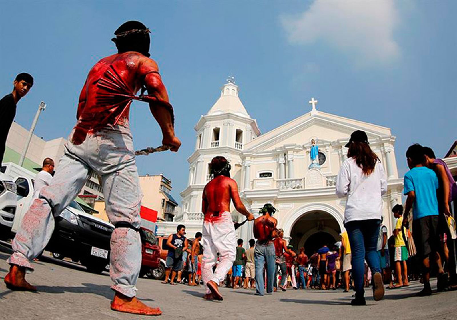 Un penitente carga con una cruz en San Pedro Cutud en San Fernando al norte de Manila