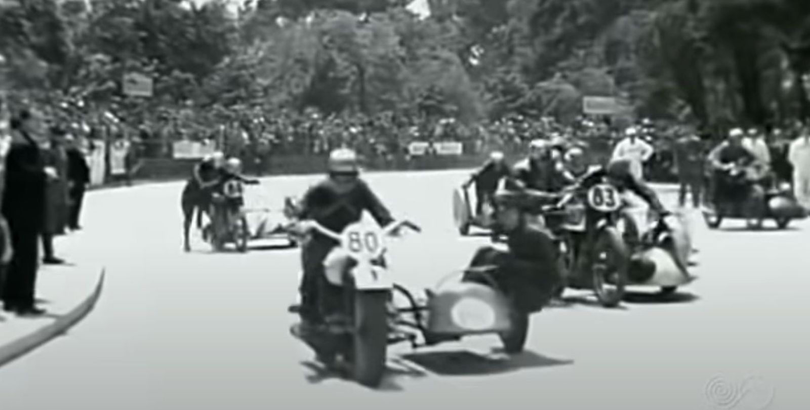 Carrera de motos con sidecar en el Paseo de Coches de El Retiro en los años 60