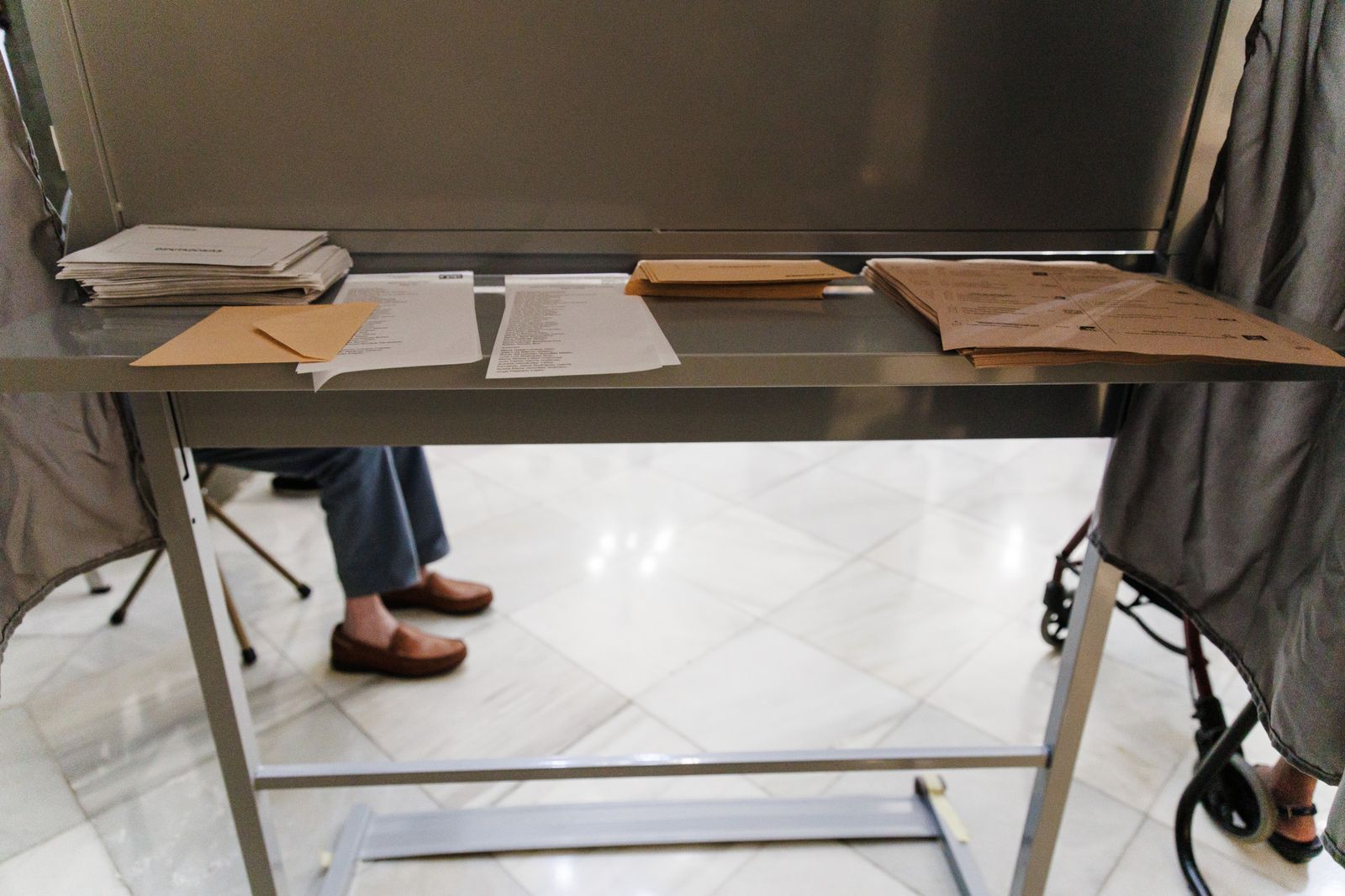 Cabina electoral durante las elecciones generales