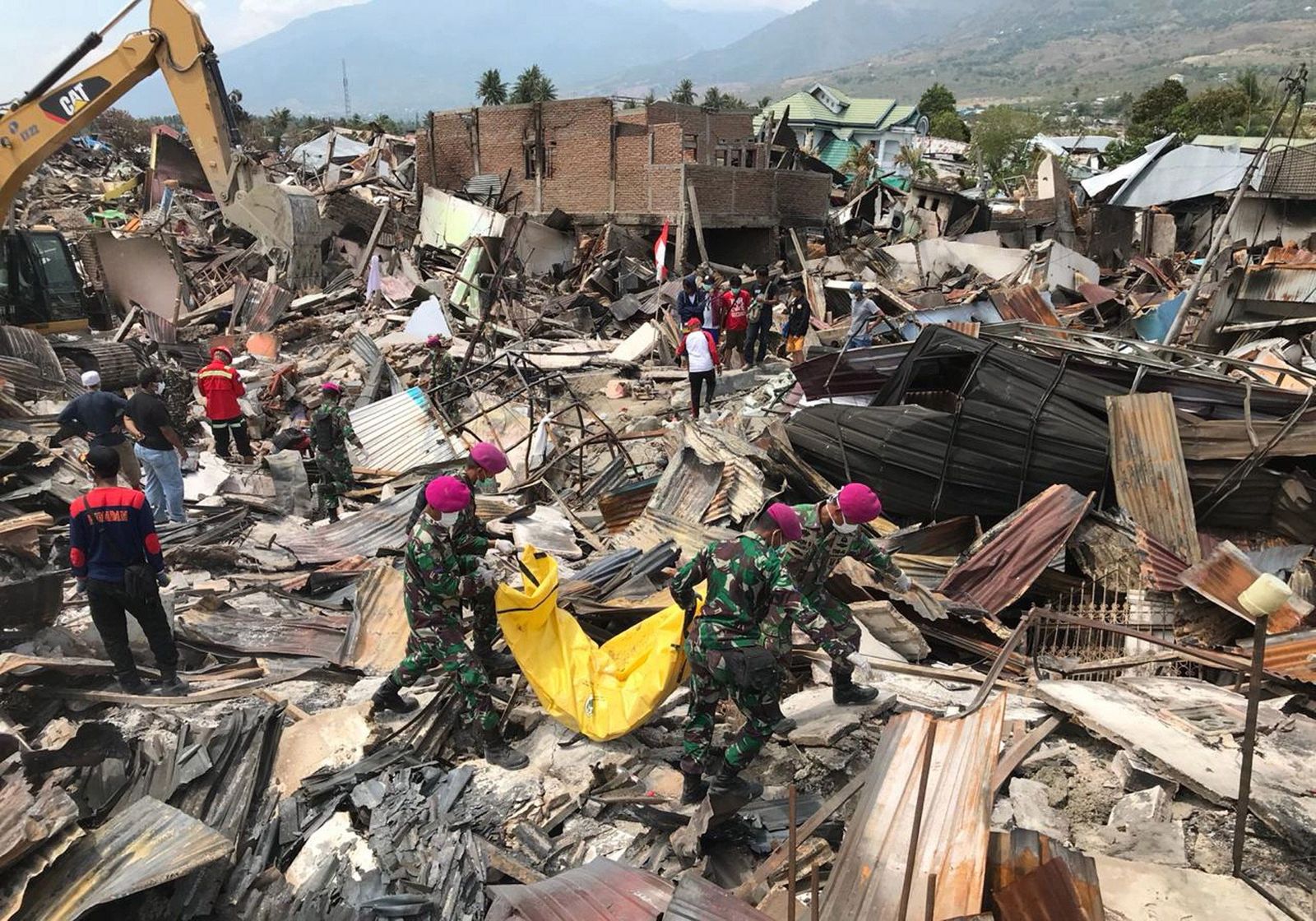 Se dispara a 1.424 la cifra de muertos por el seísmo y el tsunami en Indonesia