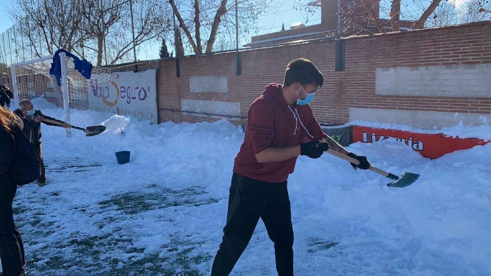 Voluntarios retiran la nieve