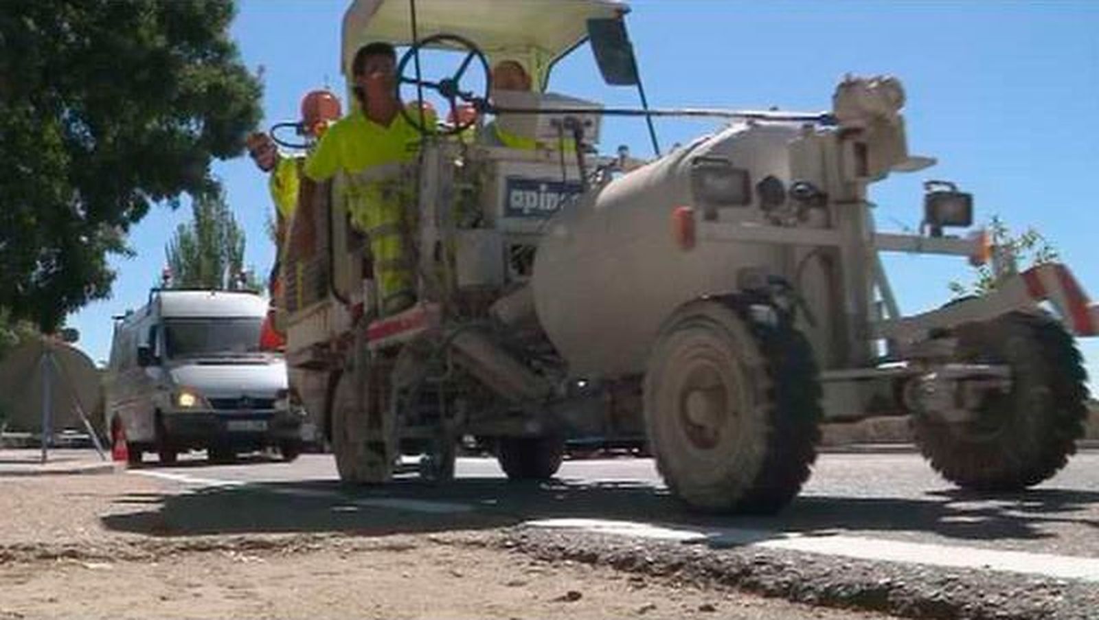 La Comunidad mejora las marcas viales en 30 carreteras de la región