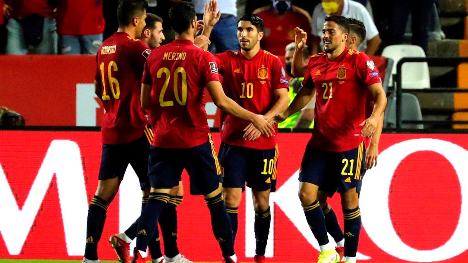4-0. Carlos Soler saluda a sus compañeros tras marcar el 2-0 que encarrilaba el partido ante Georgia