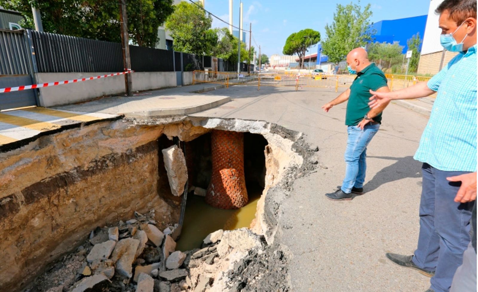 Se inician las obras de reparación del socavón de 30 metros en la calle Llanos de Jerez de Coslada