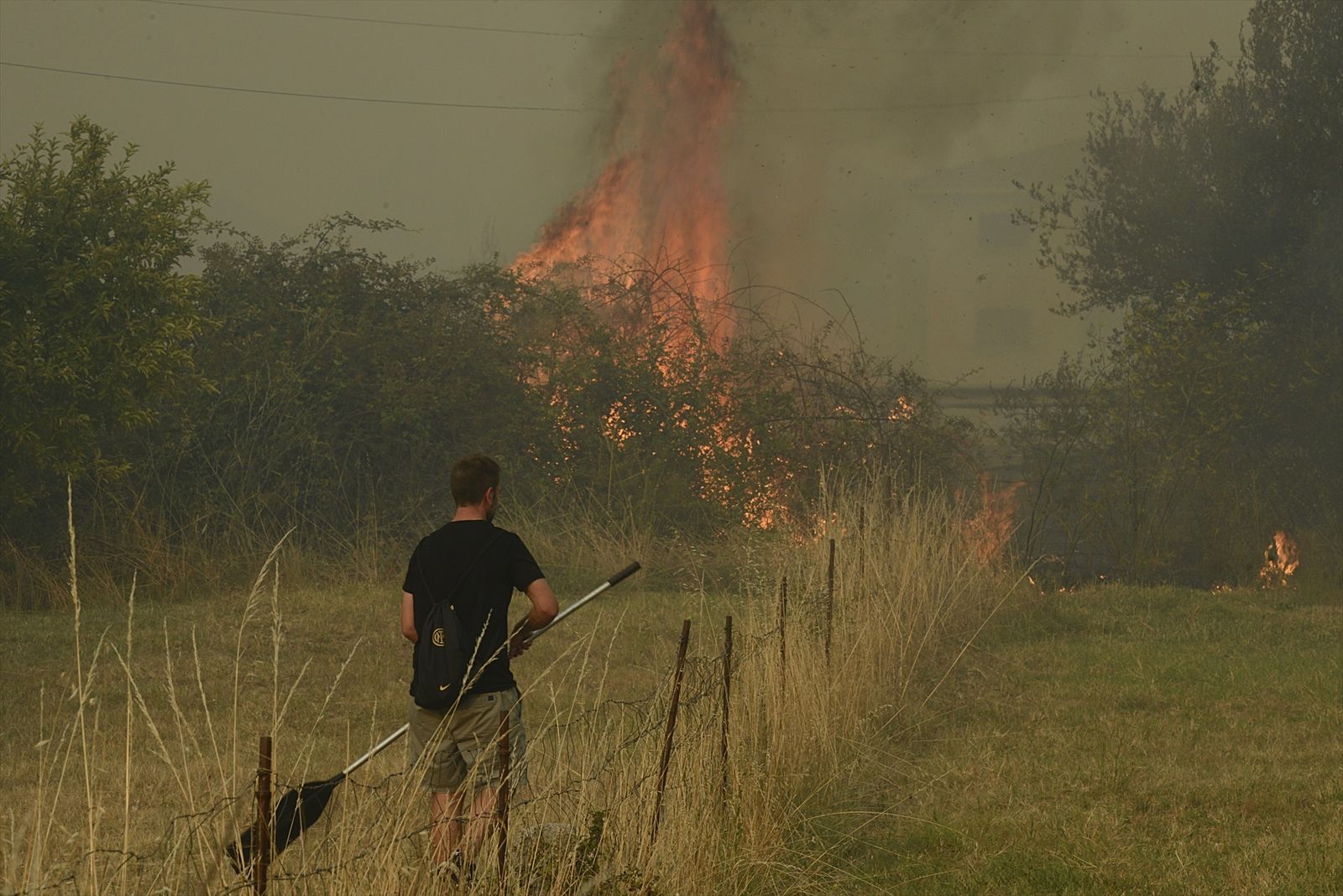 Una persona trabaja en la extinción de un incendio en Verín, a 3 de agosto de 2022, en Verín, Ourense, Galicia (